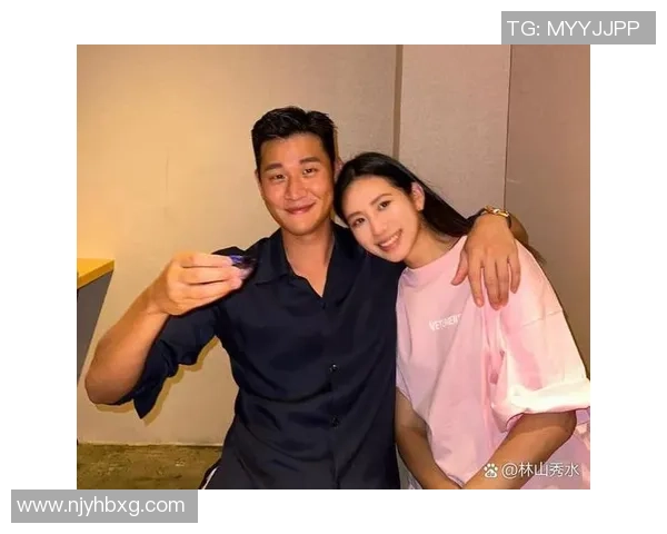 足球球星携手模特妻子同台亮相 展现幸福生活与事业双丰收